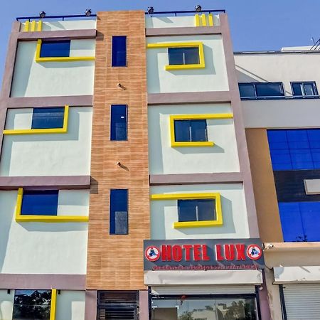 Spot On 76764 Hotel Lux Индор Екстериор снимка