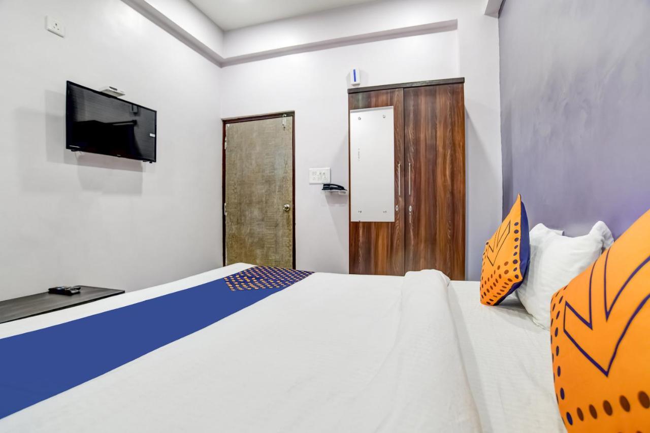 Spot On 76764 Hotel Lux Индор Екстериор снимка