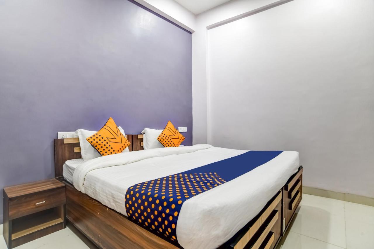 Spot On 76764 Hotel Lux Индор Екстериор снимка