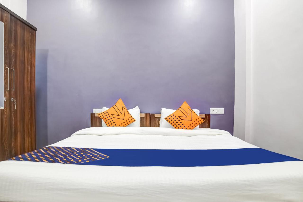 Spot On 76764 Hotel Lux Индор Екстериор снимка