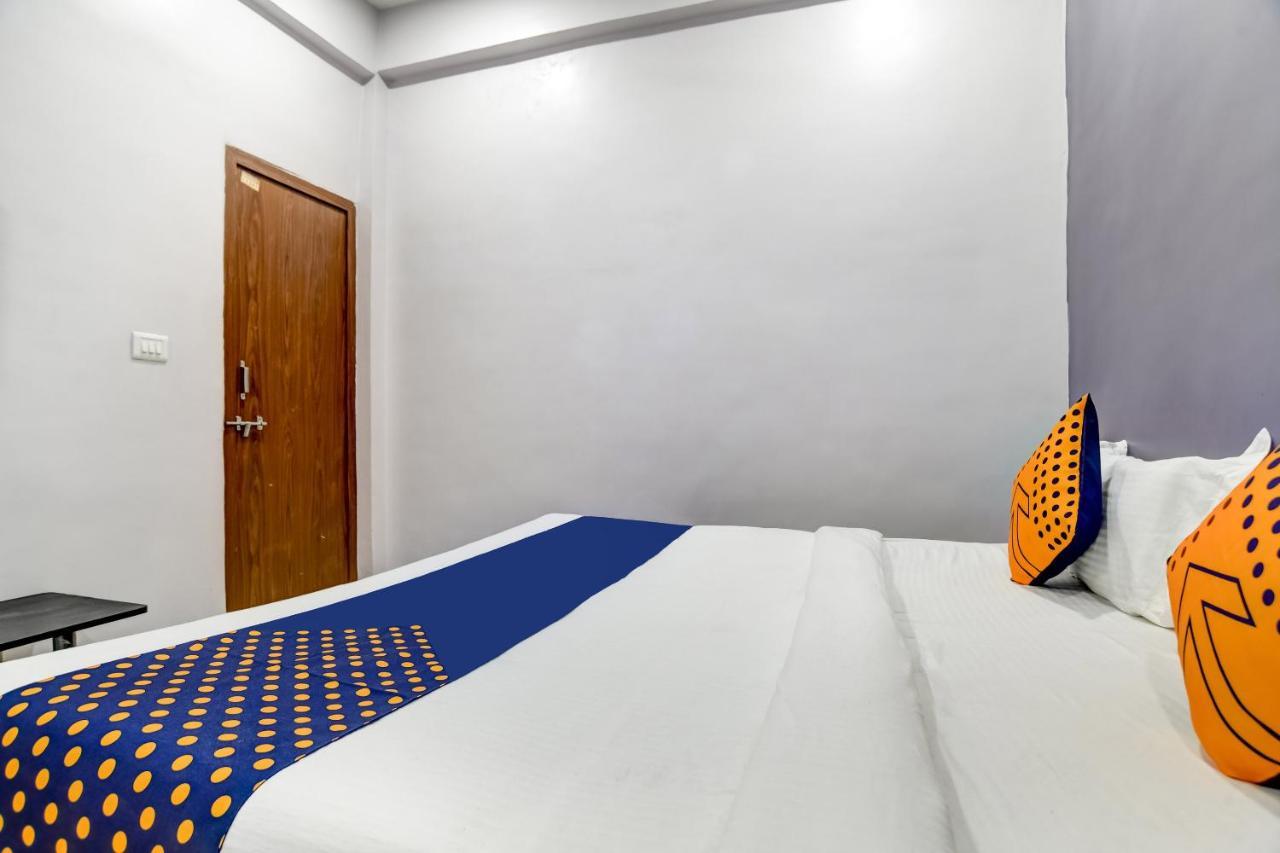 Spot On 76764 Hotel Lux Индор Екстериор снимка