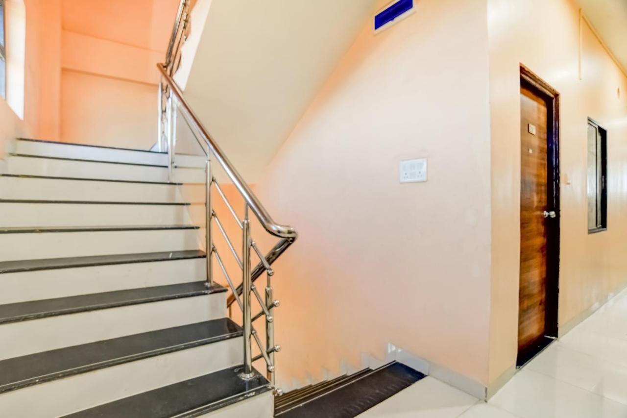 Spot On 76764 Hotel Lux Индор Екстериор снимка