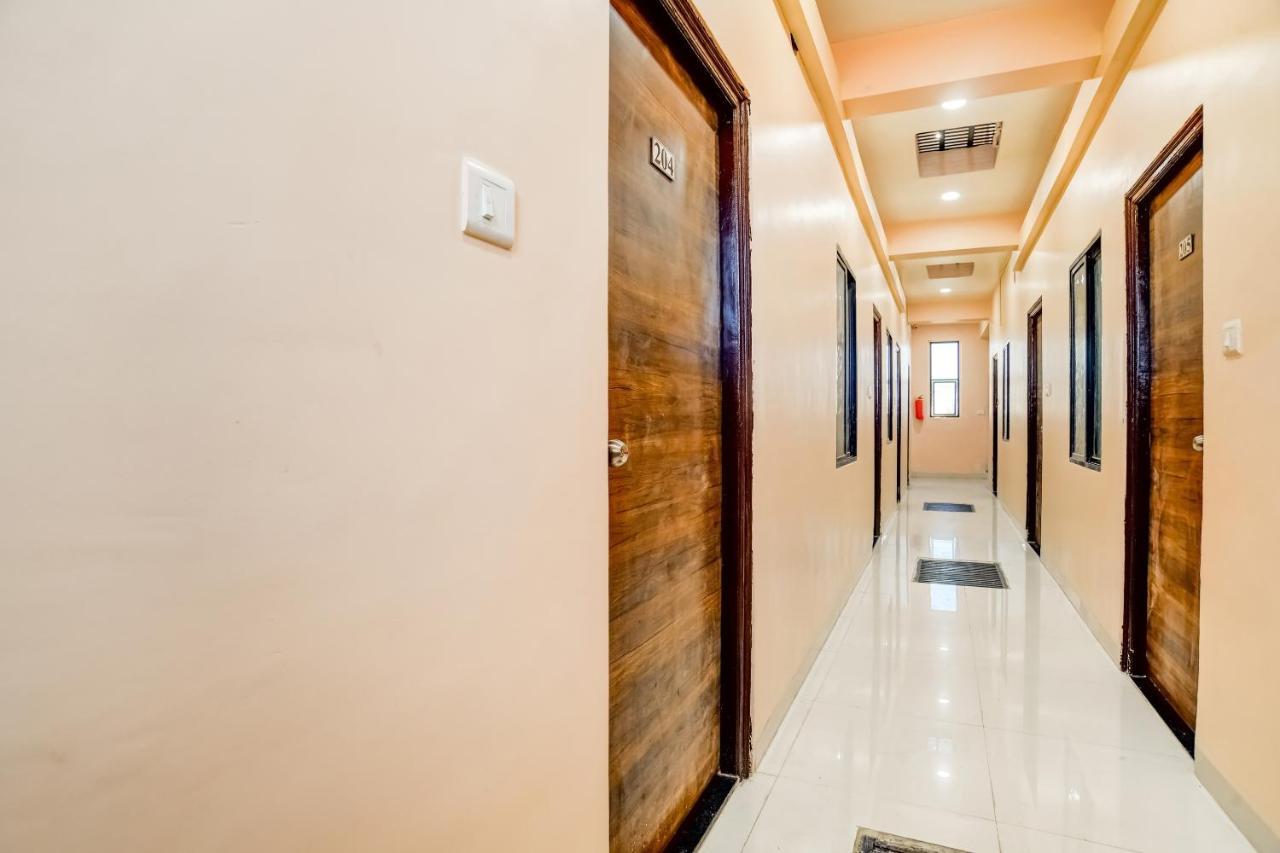 Spot On 76764 Hotel Lux Индор Екстериор снимка