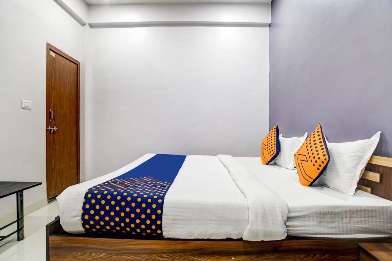 Spot On 76764 Hotel Lux Индор Екстериор снимка