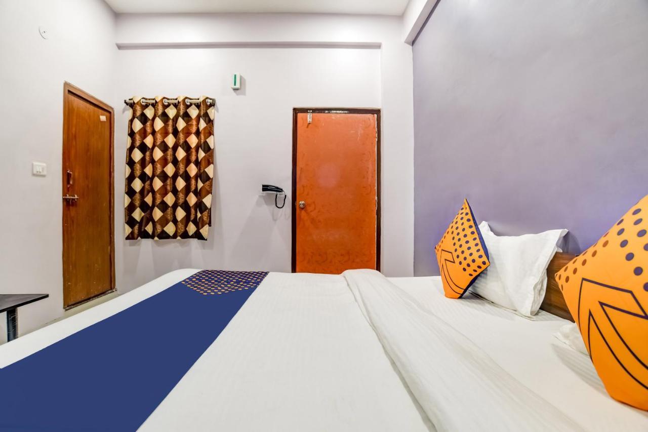 Spot On 76764 Hotel Lux Индор Екстериор снимка