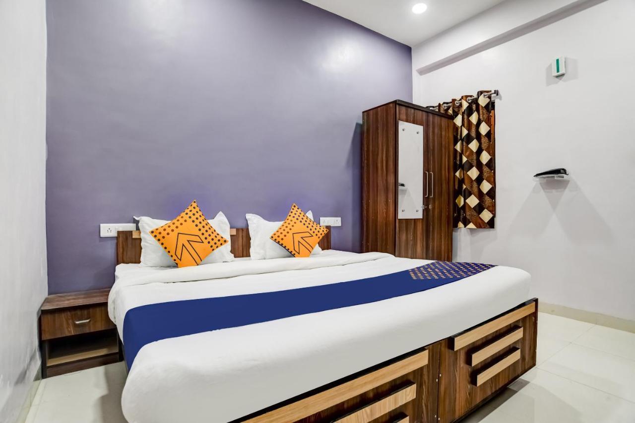 Spot On 76764 Hotel Lux Индор Екстериор снимка