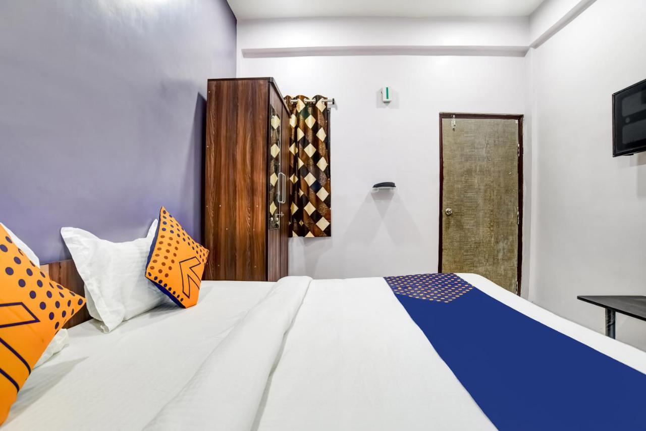 Spot On 76764 Hotel Lux Индор Екстериор снимка