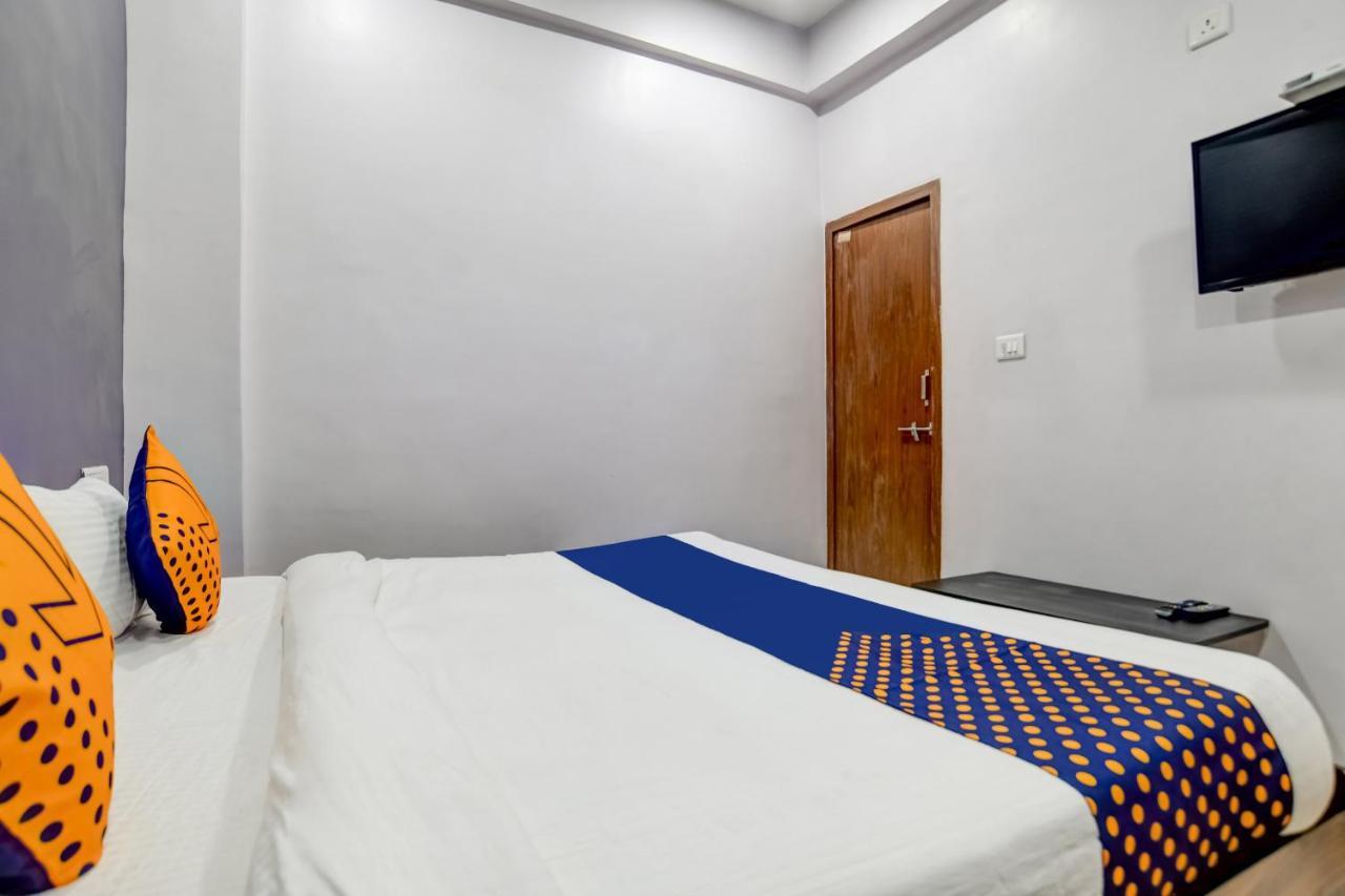 Spot On 76764 Hotel Lux Индор Екстериор снимка