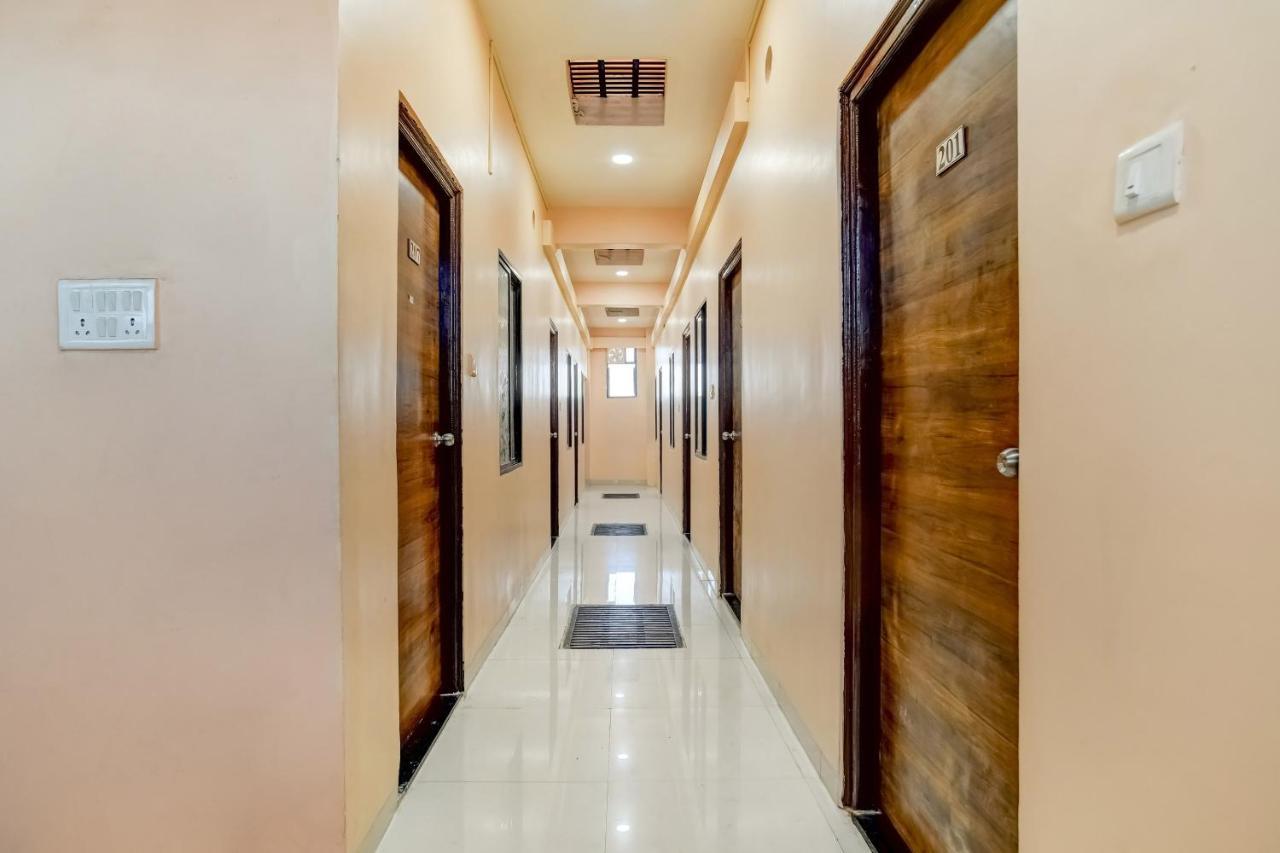 Spot On 76764 Hotel Lux Индор Екстериор снимка