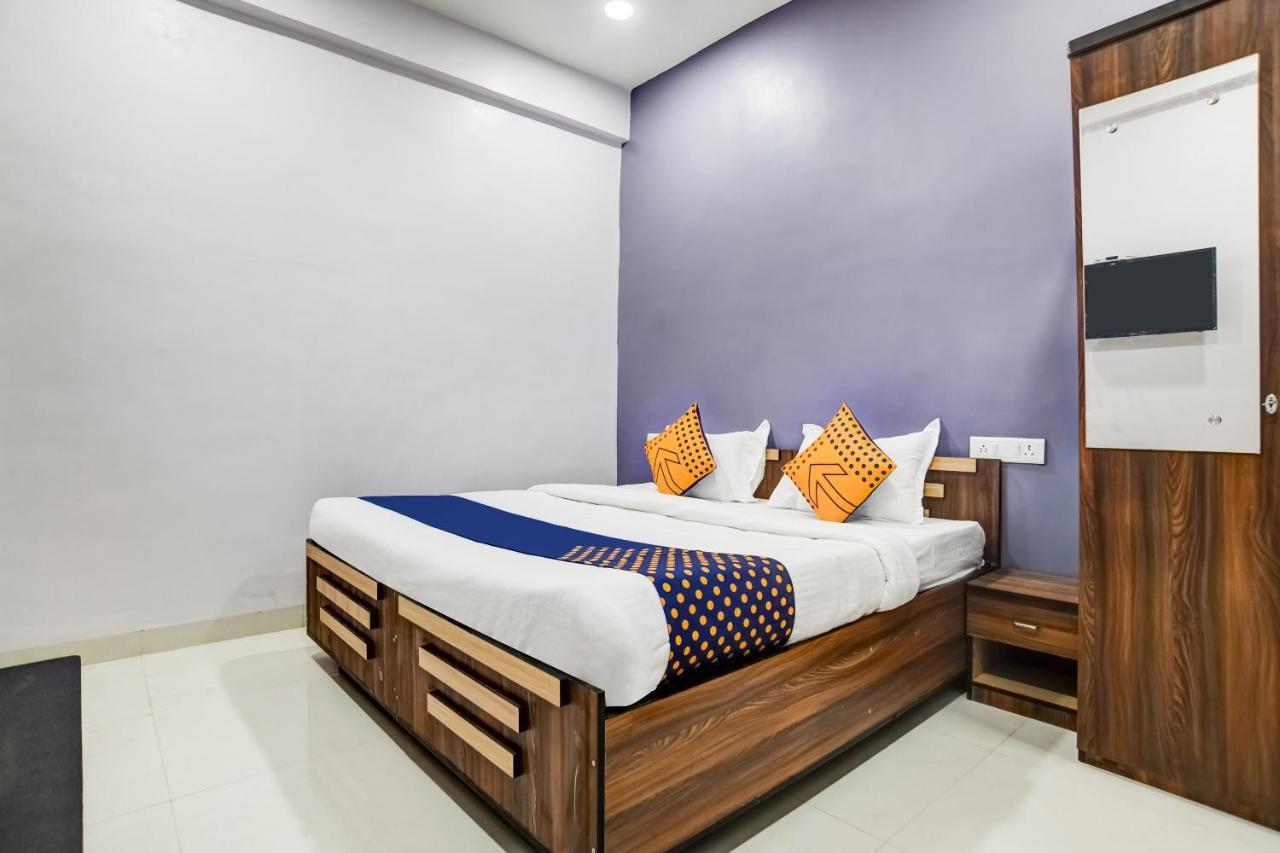 Spot On 76764 Hotel Lux Индор Екстериор снимка