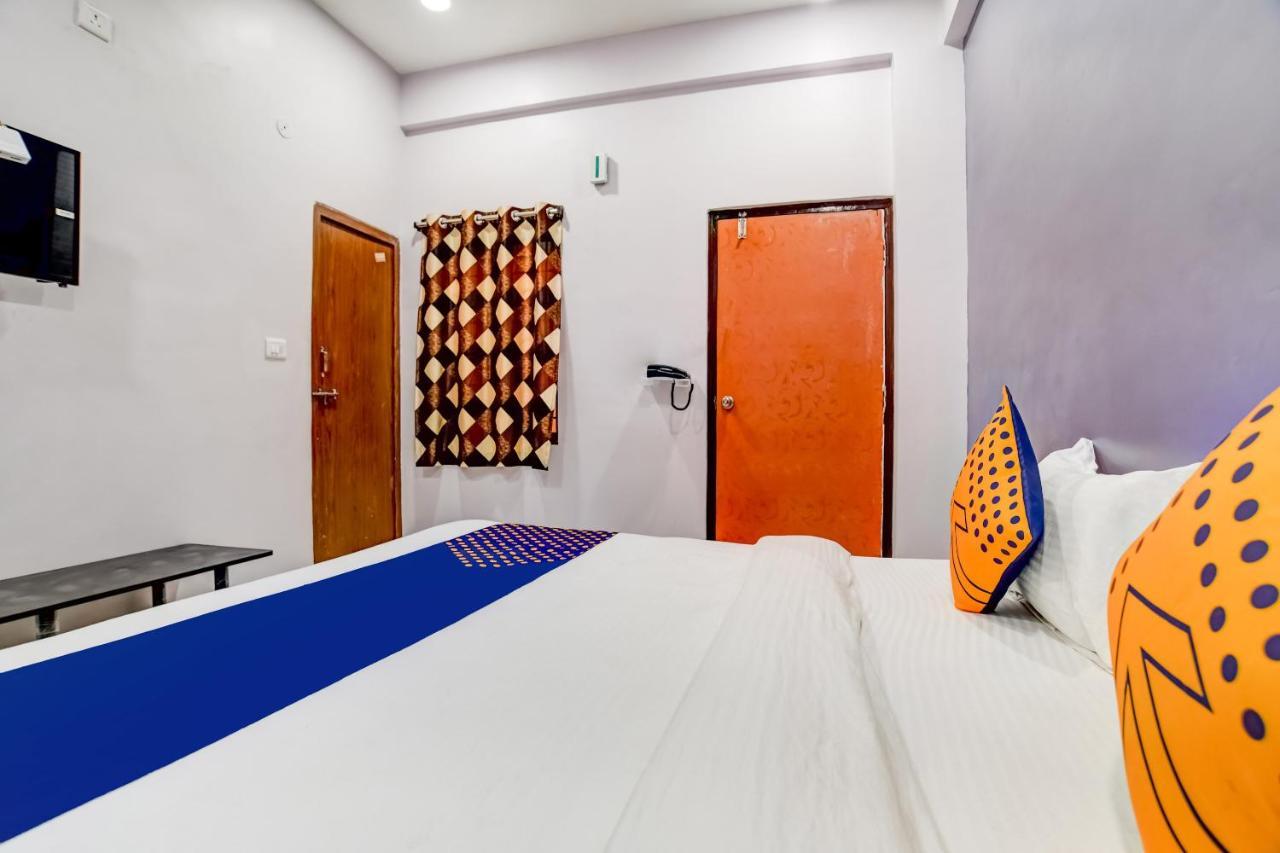 Spot On 76764 Hotel Lux Индор Екстериор снимка